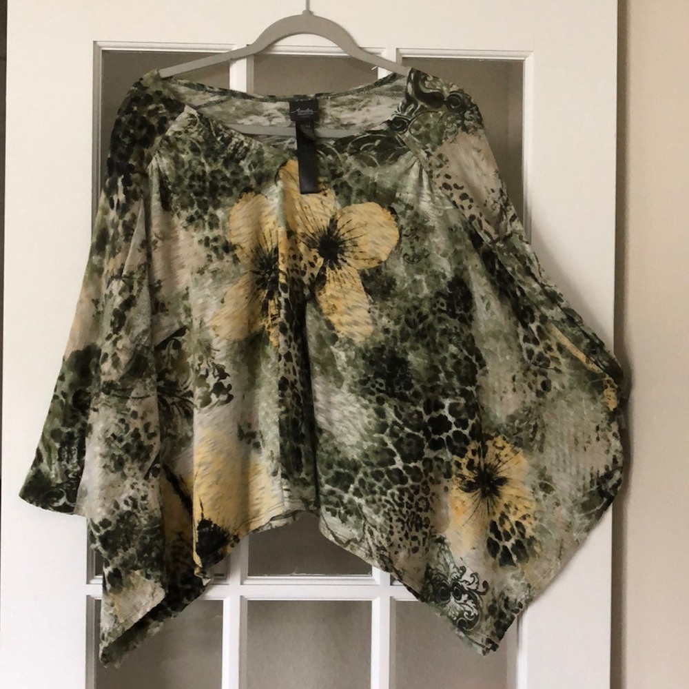 Multi colored green yellow black/ top